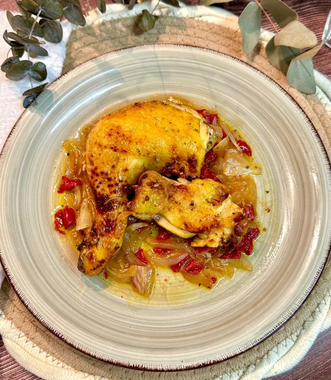 Una foto de Pollo en cama de cebolla y pimiento de piquillo en Airfryer