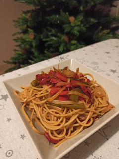 Una foto de Pasta con pimientos, cebolla y soja