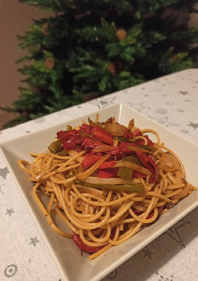 Una foto de Pasta con pimientos, cebolla y soja