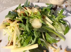 Una foto de Ensalada verde con pera y más…