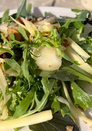 Una foto de Ensalada verde con pera y más…