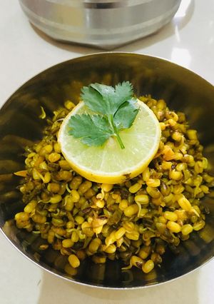 મગ ફણગાવેલા (Moong Fangavela Recipe In Gujarati) રેસીપી મુખ્ય ફોટો