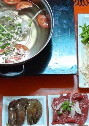 Hình của món Lẩu thập cẩm đơn giản nhúng mì Chũ.