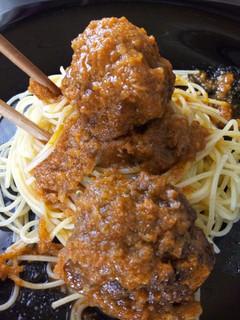 A picture of Creamy Pasta with beef meat balls.