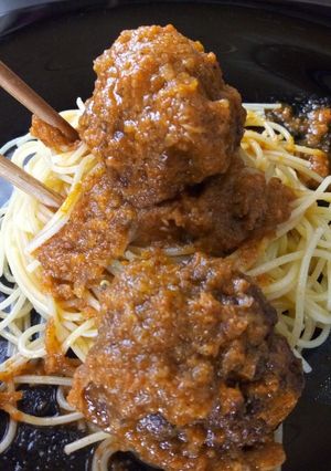 A picture of Creamy Pasta with beef meat balls.