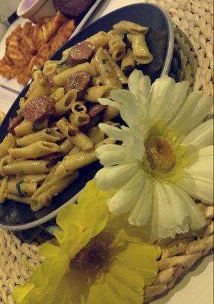 صورة لوصفة مكرونه بالنقانق والذره
