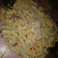 Una foto de Fideos con crema y pollo