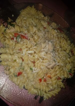 Una foto de Fideos con crema y pollo