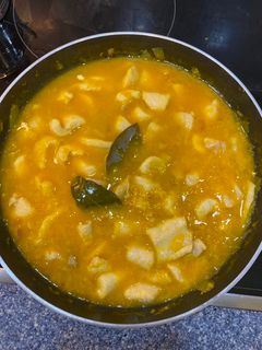 Una foto de Cazón en amarillo