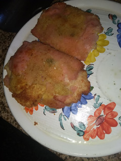 Una foto de Milanesas de pechuga rellenas con jamón y queso