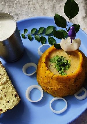 ડુંગળી વાળી કાઠીયાવાડી કઢી(dungri vali kadhi in Gujarati) રેસીપી મુખ્ય ફોટો