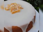 Una foto de torta de durazno y almibar