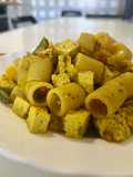 Mezze maniche con verdure e tofu al curry
