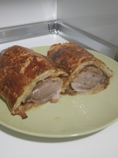 Una foto de Hojaldre de solomillo de cerdo con miel, mostaza, bacon y queso