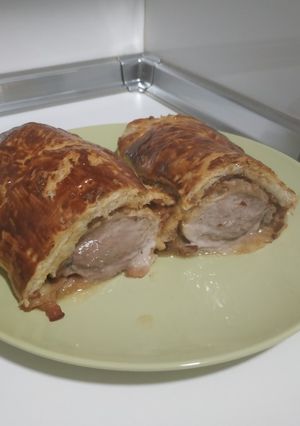 Una foto de Hojaldre de solomillo de cerdo con miel, mostaza, bacon y queso