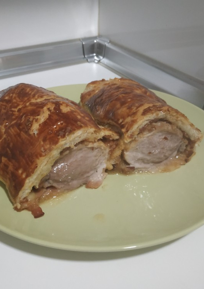 Una foto de Hojaldre de solomillo de cerdo con miel, mostaza, bacon y queso