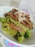 Spaghetti con salsa pesto brócoli y tiras de lomo res