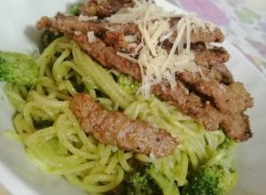 Una foto de Spaghetti con salsa pesto brócoli y tiras de lomo res