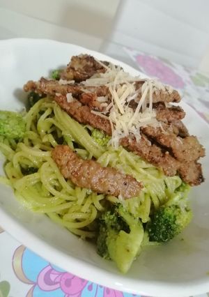 Una foto de Spaghetti con salsa pesto brócoli y tiras de lomo res