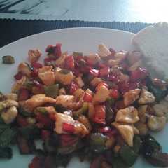 Una foto de Pollo con verduras
