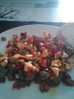 Una foto de Pollo con verduras
