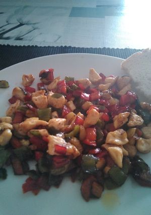 Una foto de Pollo con verduras
