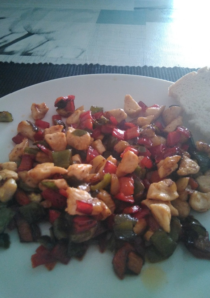 Una foto de Pollo con verduras