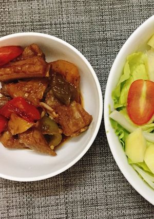 Hình của món Sườn kho chua ngọt.