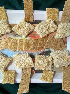 ચીક્કી (Chikki Recipe in Gujarati) રેસીપી મુખ્ય ફોટો