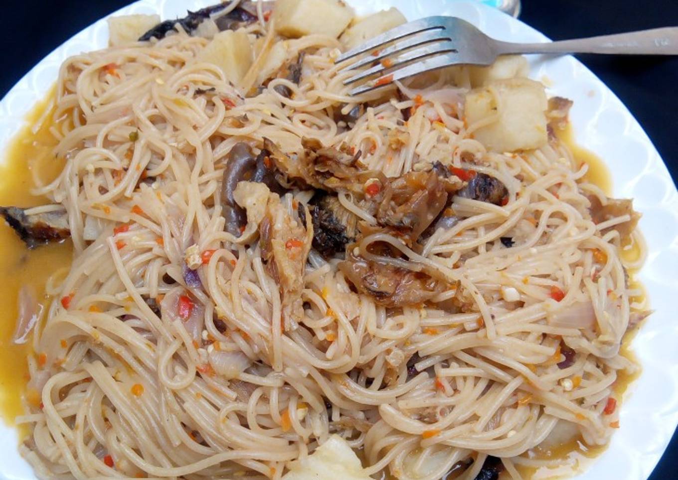 Spaghetti with yam and dry fish