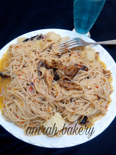 A picture of Spaghetti with yam and dry fish.