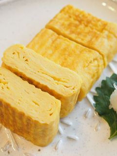 Una foto de Tortilla japonesa ”Tamagoyaki” desayuno japonés