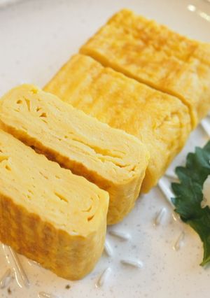 Una foto de Tortilla japonesa ”Tamagoyaki” desayuno japonés