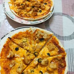 A picture of Instant chicken Tikka Pizza in frying pan.