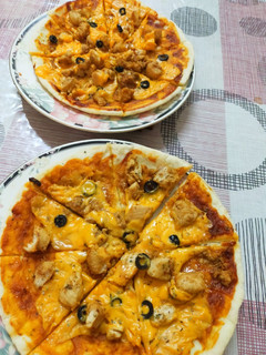 A picture of Instant chicken Tikka Pizza in frying pan.