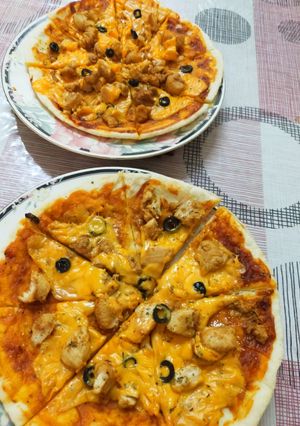 A picture of Instant chicken Tikka Pizza in frying pan.