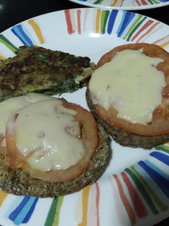 Una foto de Hamburguesa de lenteja a las 5 semillas más croquetas de espinaca