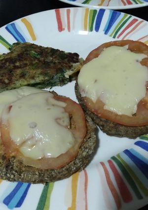 Una foto de Hamburguesa de lenteja a las 5 semillas más croquetas de espinaca
