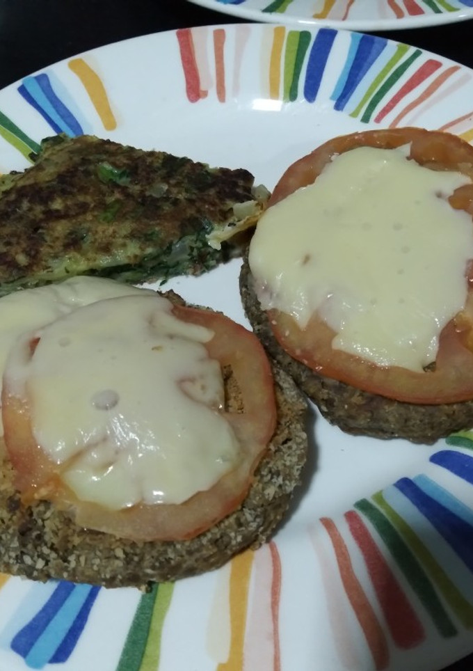 Una foto de Hamburguesa de lenteja a las 5 semillas más croquetas de espinaca