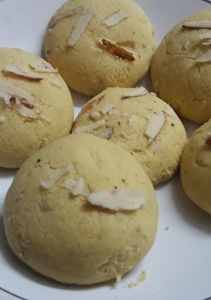 A picture of Besan ki nankhatai without oven.