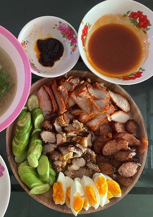 รูปของ ข้าวหมูกรอบ+ หมูแดง