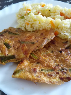 Una foto de Tortilla de pollo, ajos verdes y espárragos.Acompañada de arroz