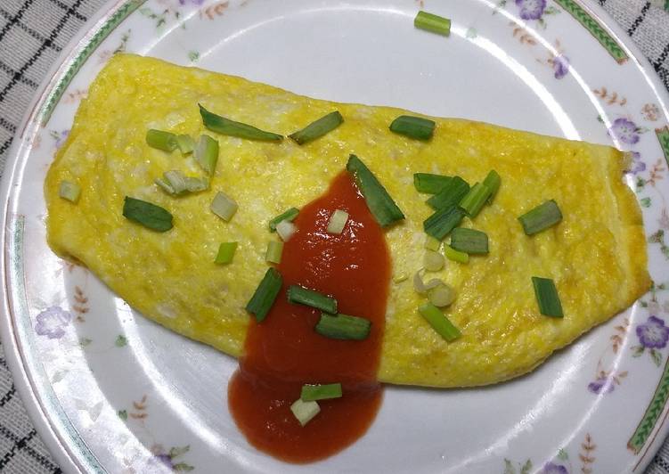 Omurice / Japanese Omelette Rice オムライス with Kimchi Bokkeumbap 김치