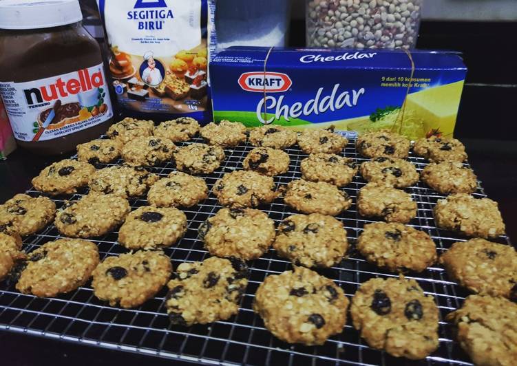 Crunchy Oatmeal Raisin Cookies