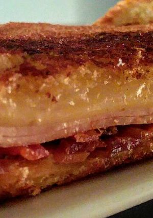 Una foto de Sándwiches tres carnes, dos quesos!