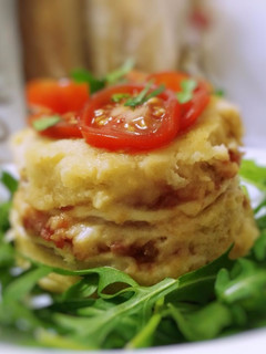 Una foto de Pastelitos de pan de molde mixtos con tomate caramelizado