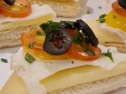 Una foto de canapé y barato