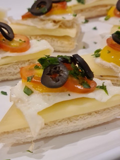 Una foto de Canapés de queso Gruyère
