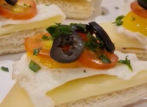 Una foto de Canapés de queso Gruyère