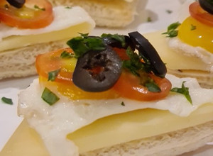 Una foto de Canapés de queso Gruyère